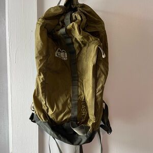 REI Flash 18 Pack